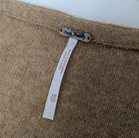 Free People Harmony Cashmere V Neck Sweater Women's Size XS Beige *Flaw* - Picture 7 of 8